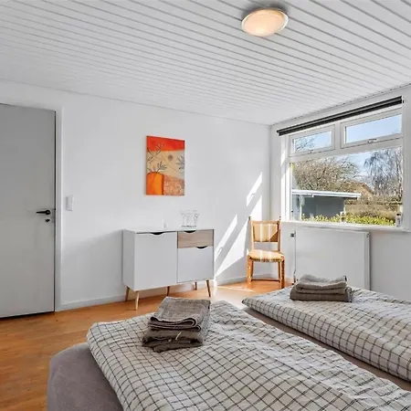 Schoenes Mit Grill, Terrasse Und Garten بيت للعطل *
