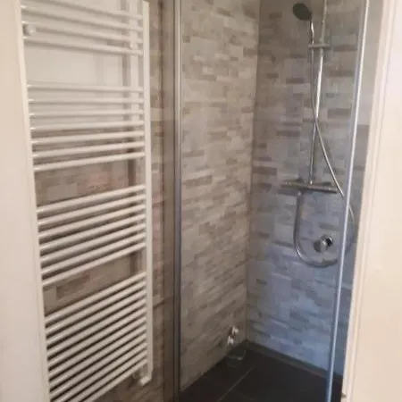 Schoenes Mit Grill, Terrasse Und Garten بيت للعطل *